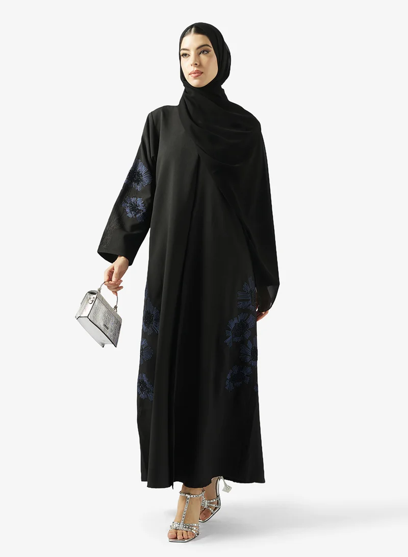 هيا كلوزيت عباية مفتوحة مطرزة بزخارف وزهور بياقة مستديرة